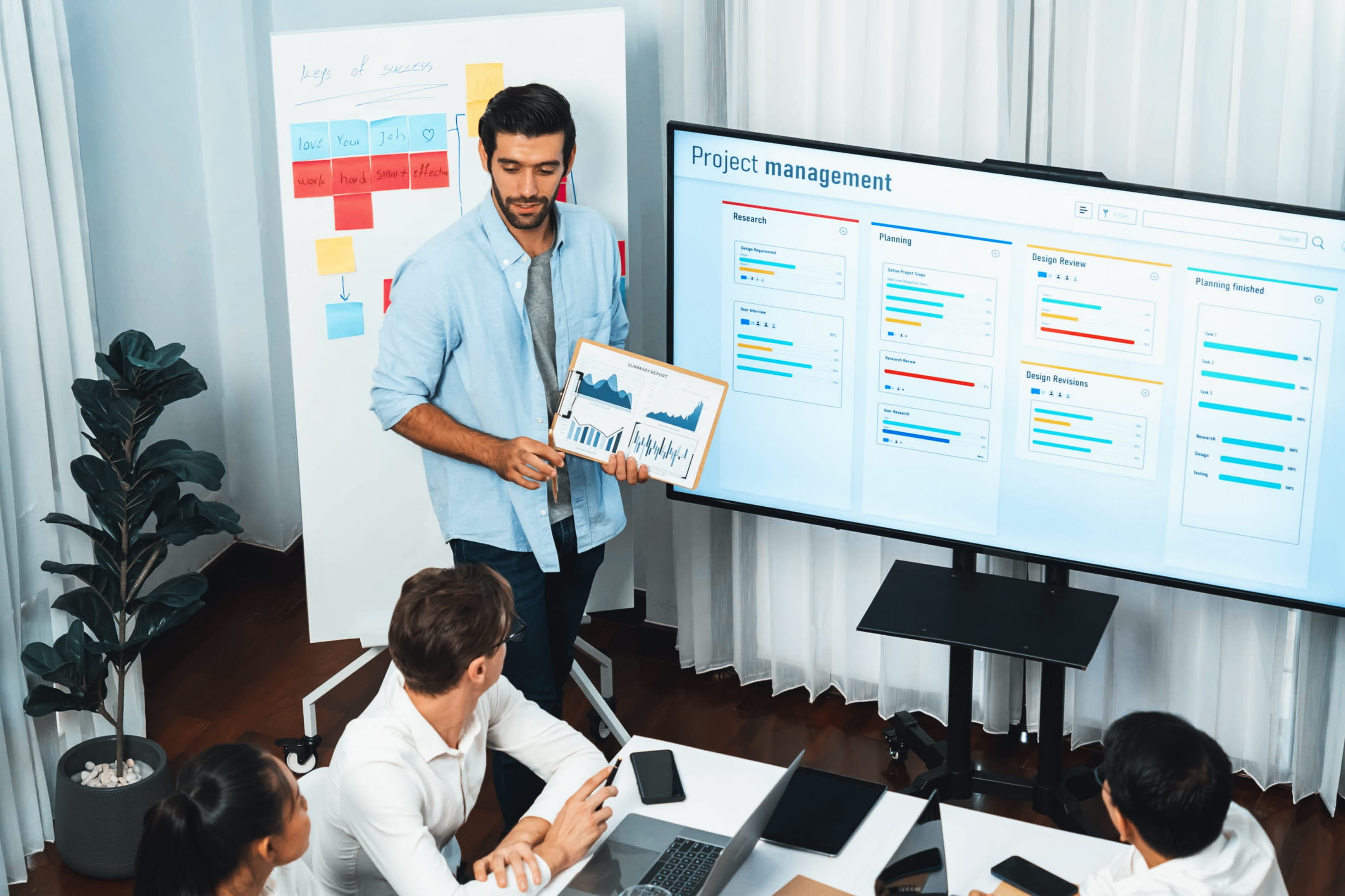 project-manager-communicate-collaborate-with-team-prudent
